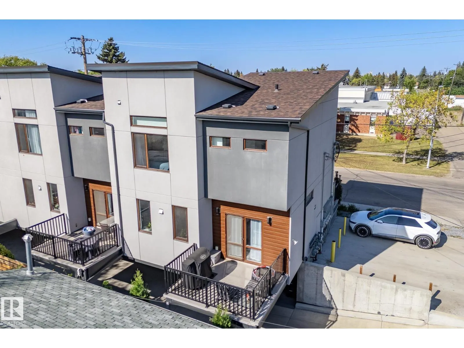15915 104 AV NW