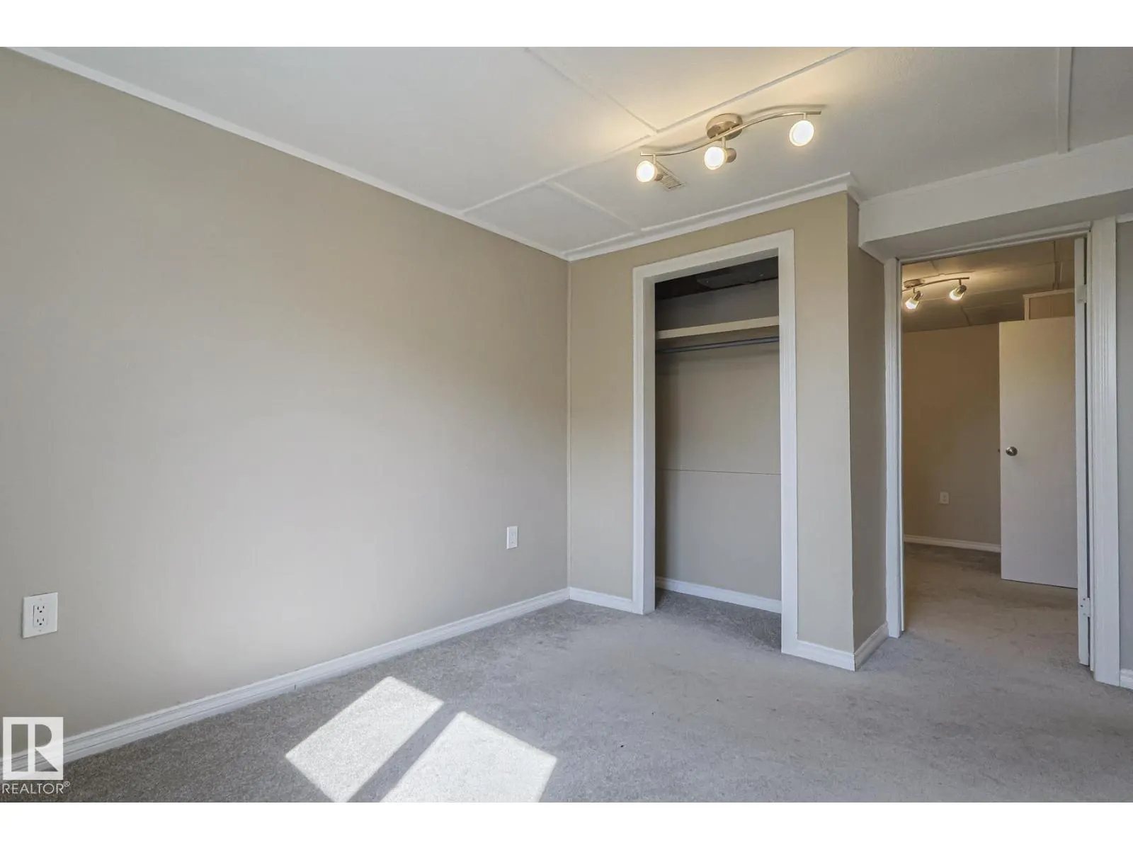 128 CAMELOT AV