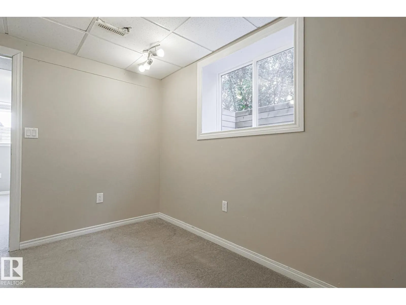 128 CAMELOT AV