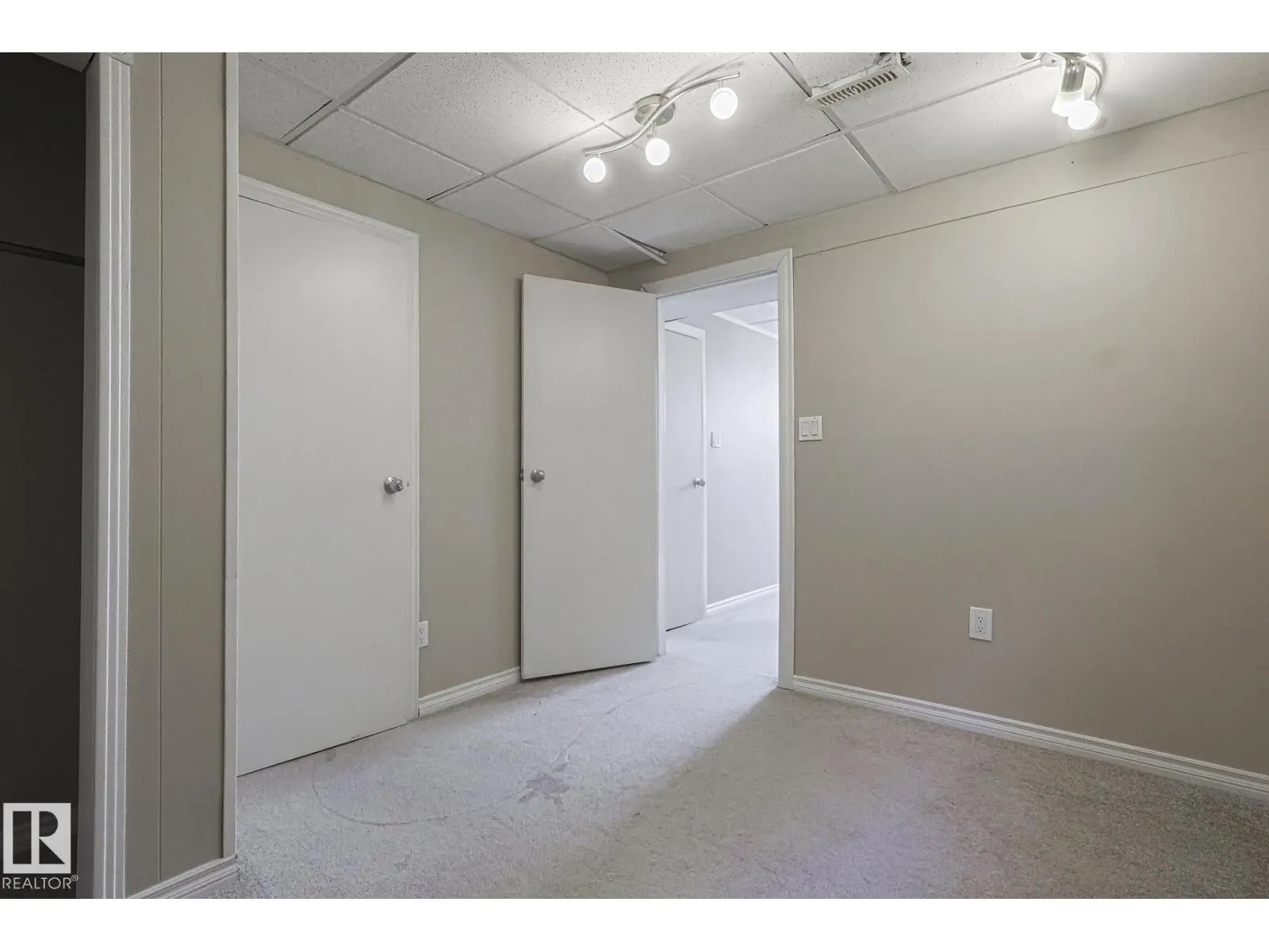 128 CAMELOT AV