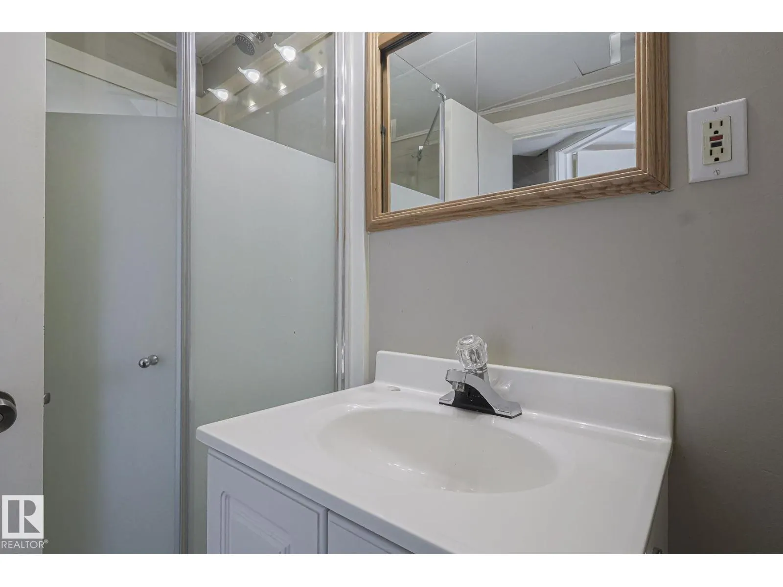128 CAMELOT AV