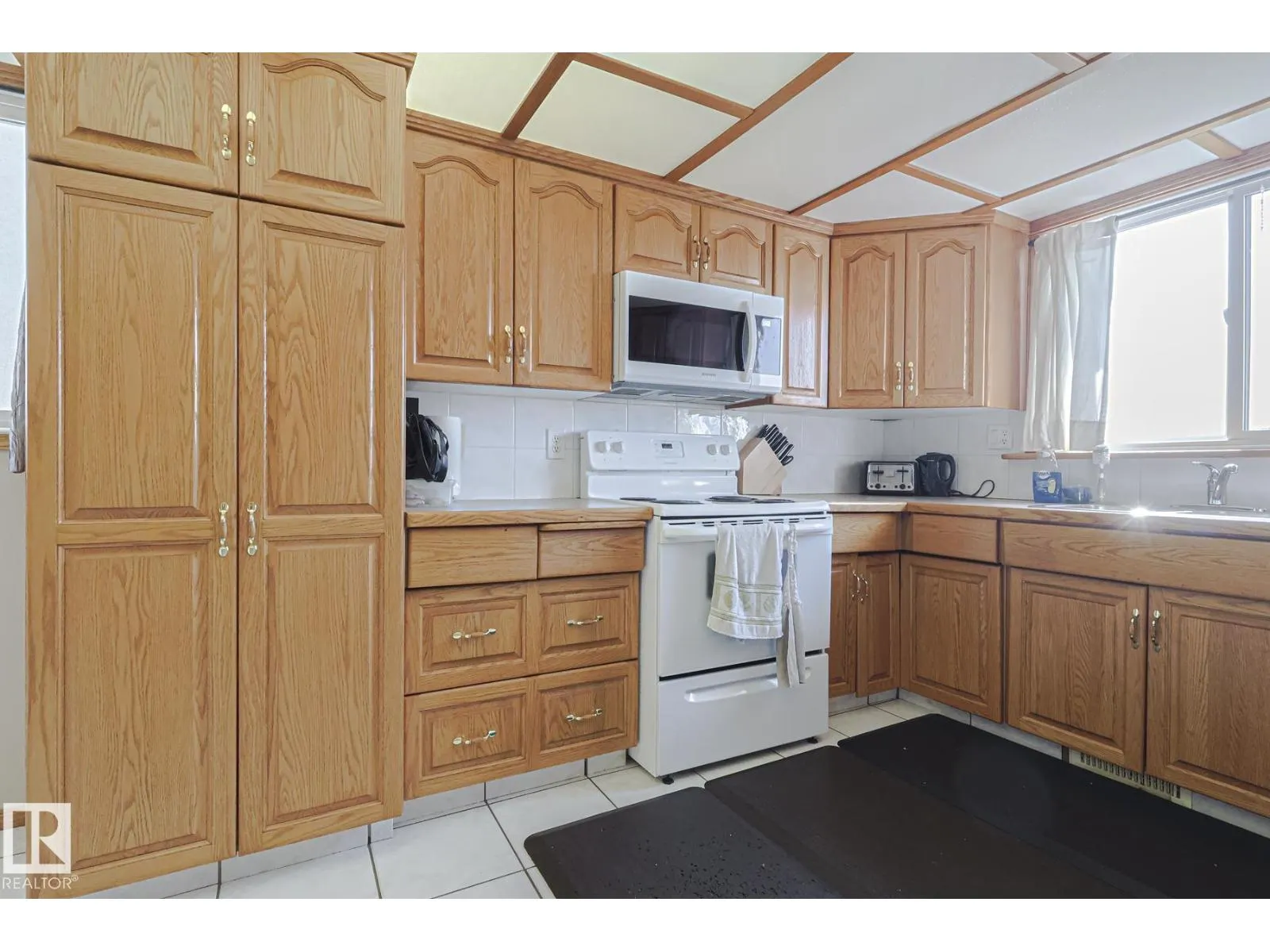 128 CAMELOT AV