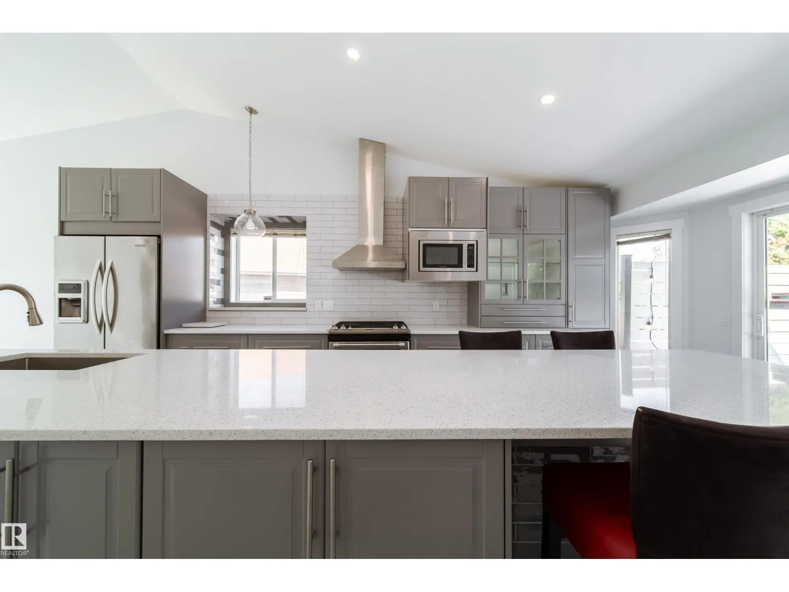 19016 52 AV NW