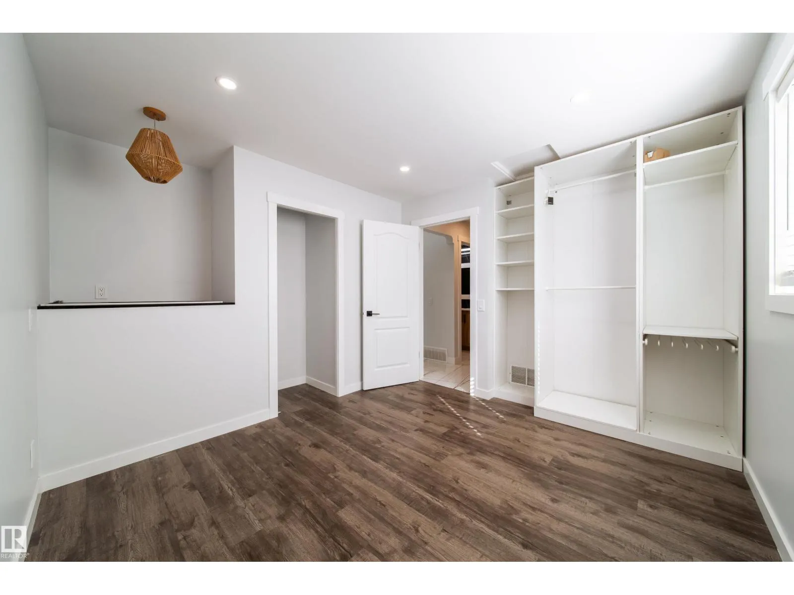 19016 52 AV NW