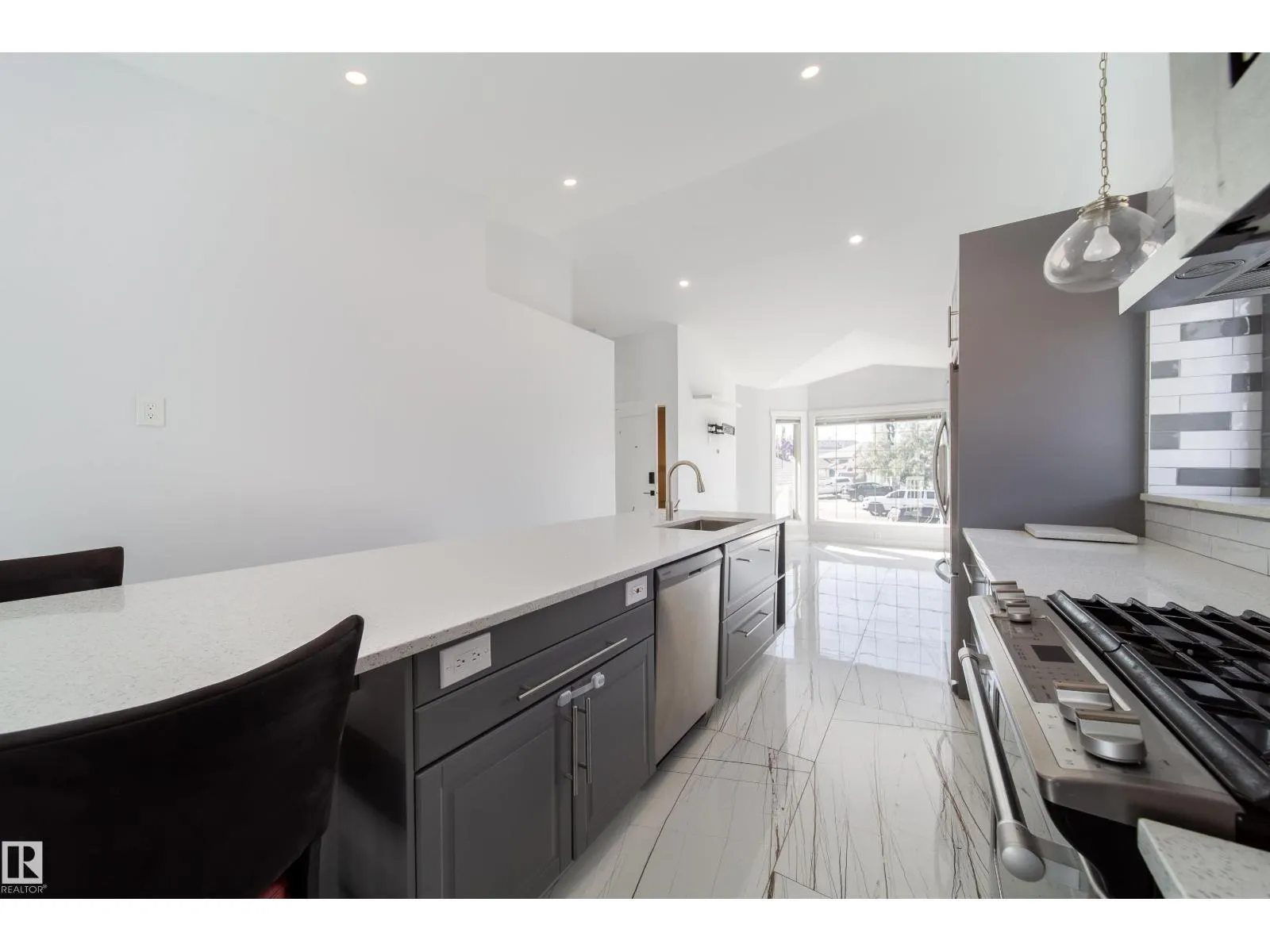 19016 52 AV NW