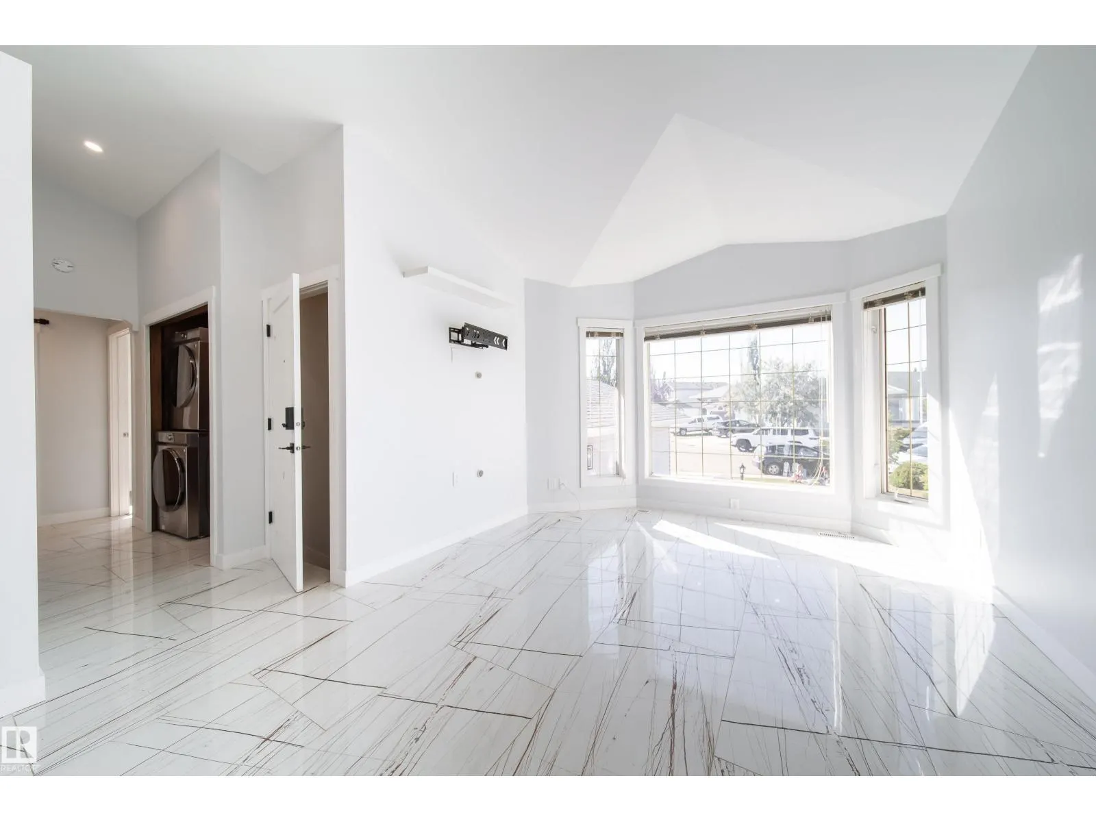 19016 52 AV NW