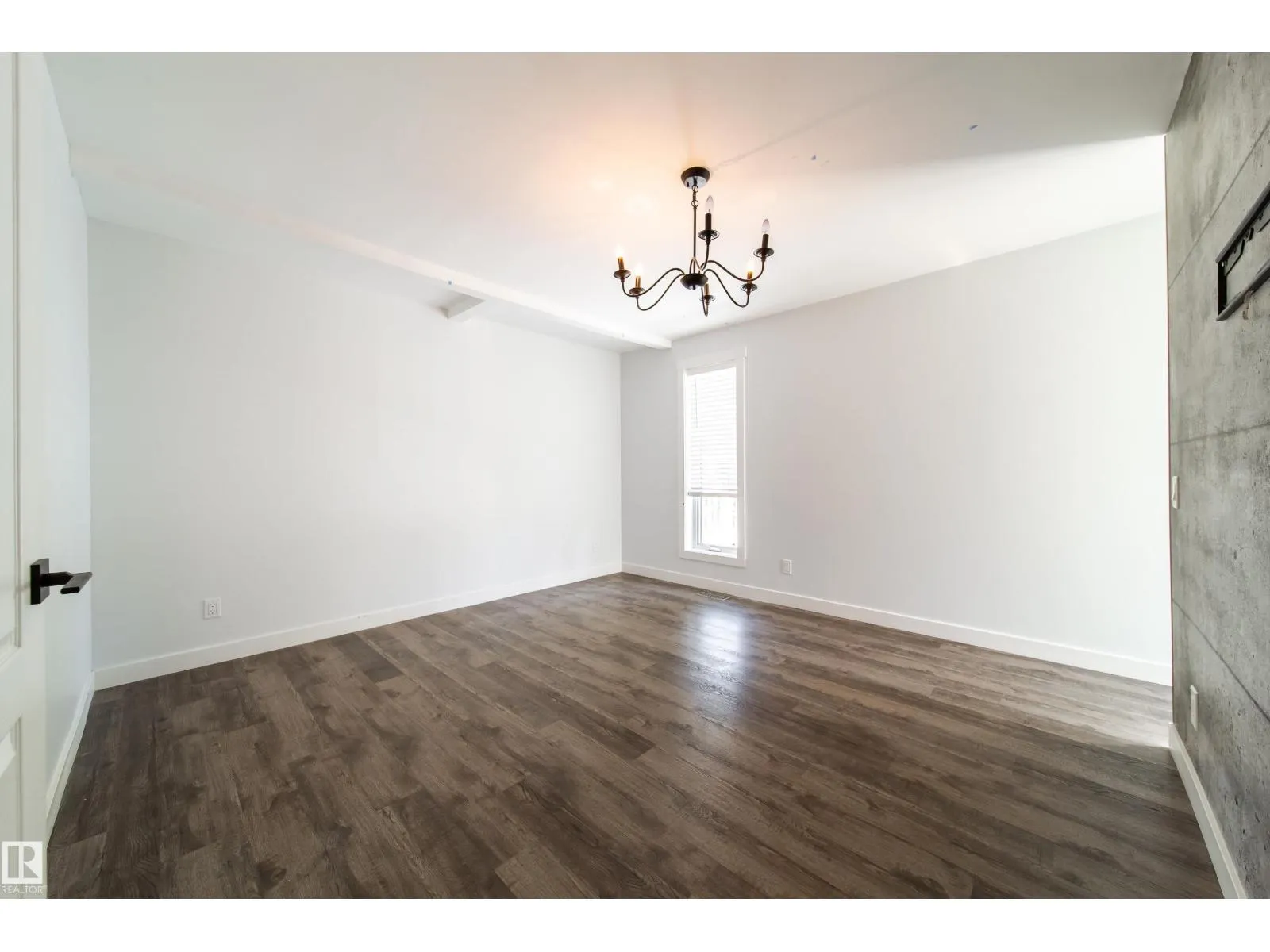 19016 52 AV NW