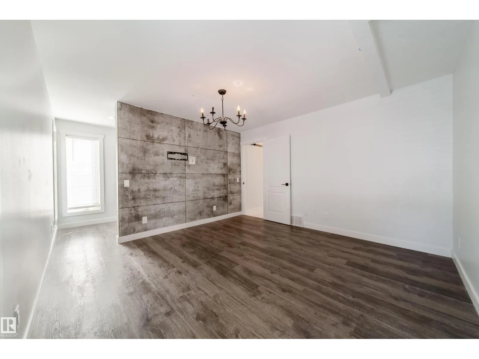 19016 52 AV NW