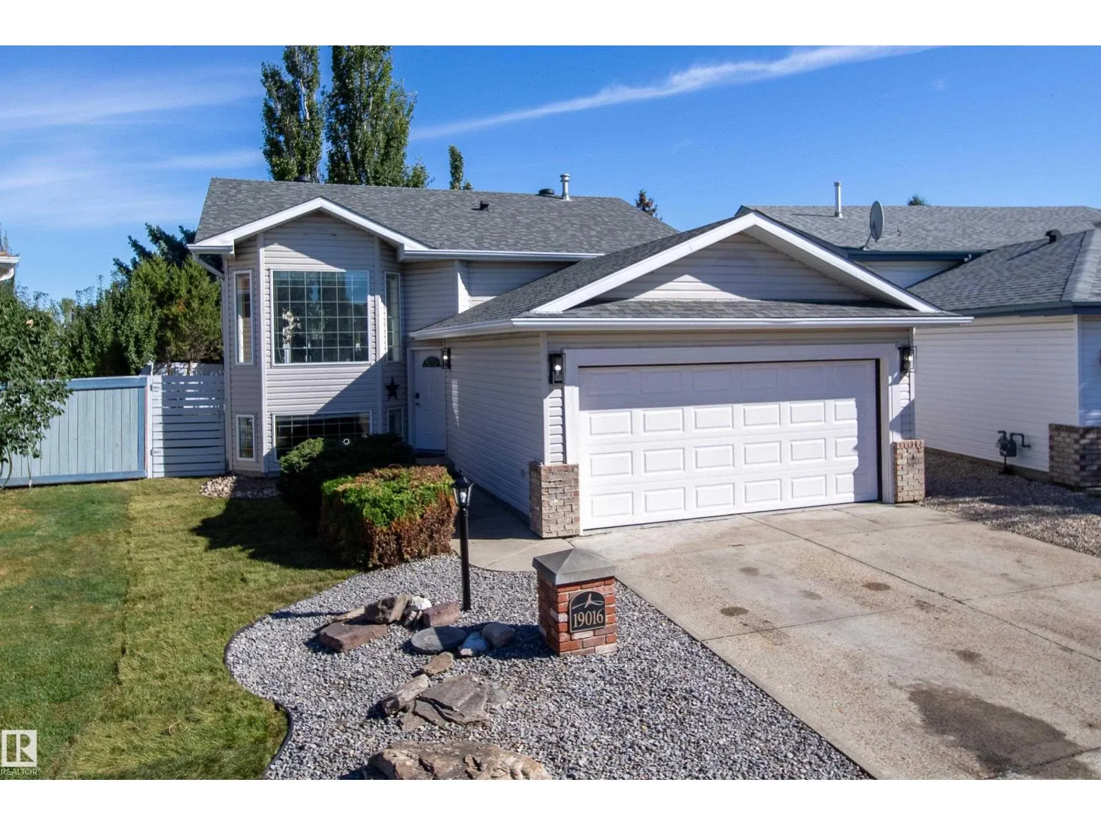 19016 52 AV NW