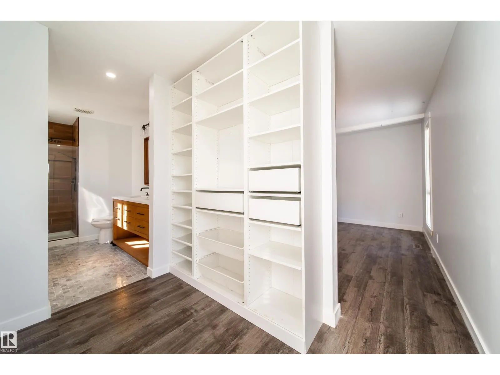 19016 52 AV NW