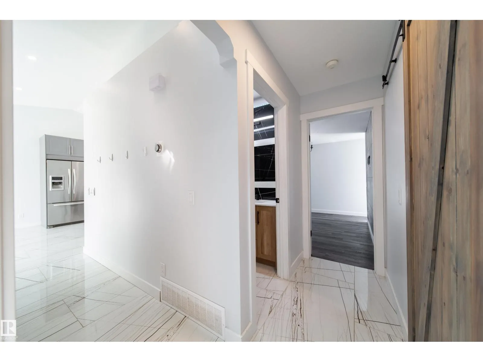 19016 52 AV NW