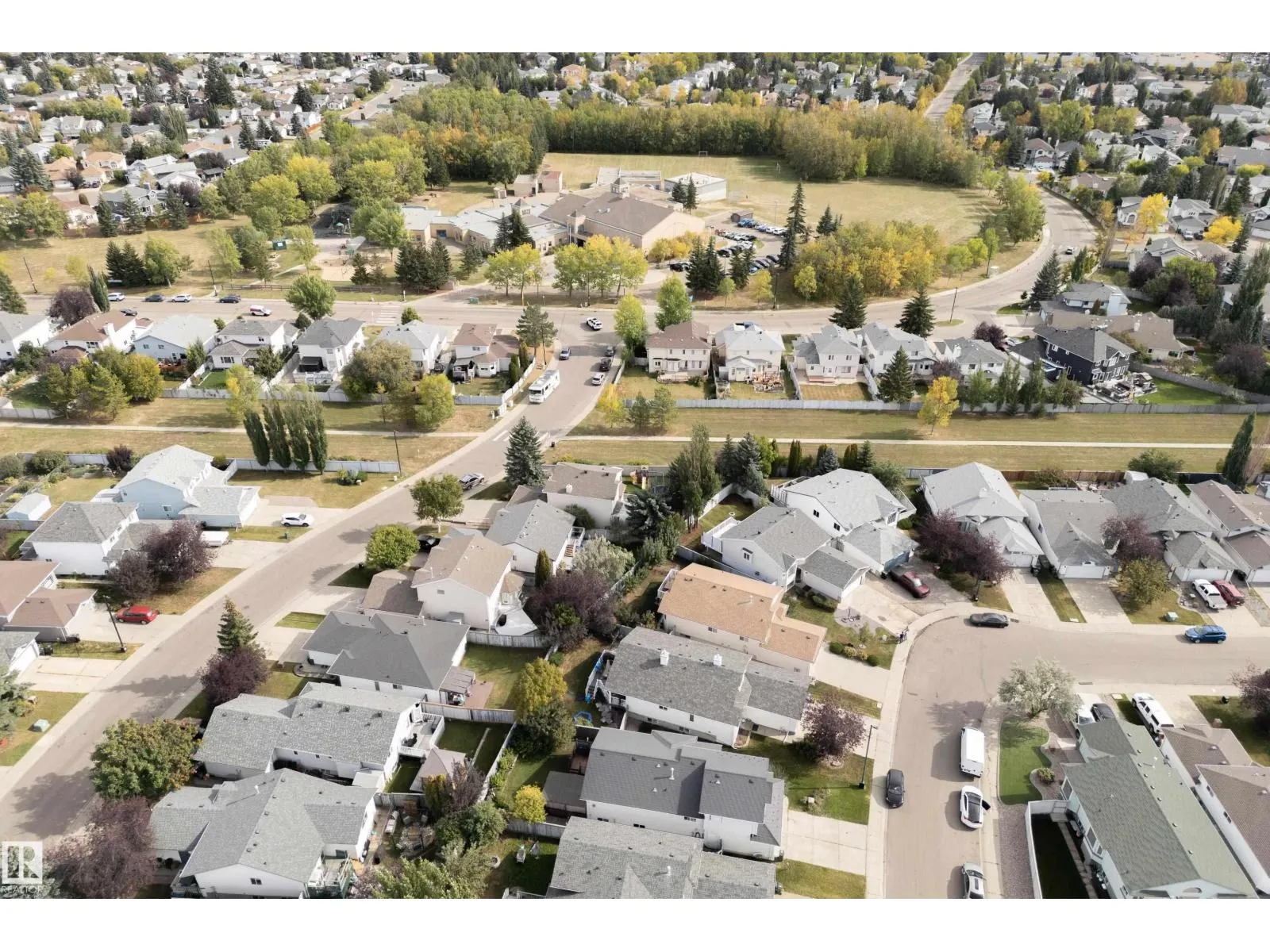 19016 52 AV NW