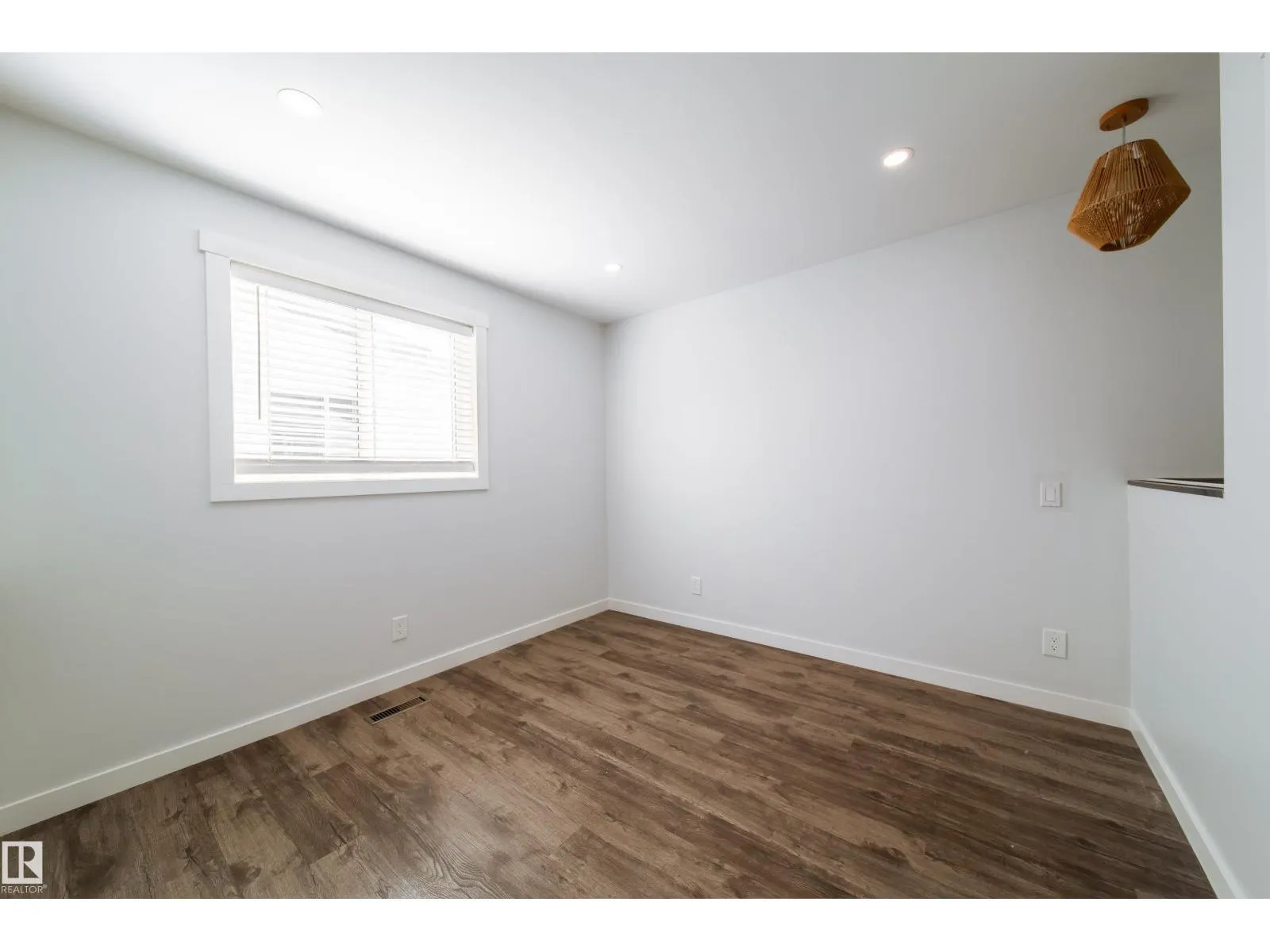 19016 52 AV NW