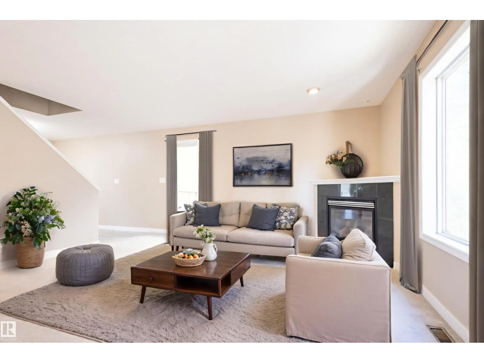 638 LEGER WY NW