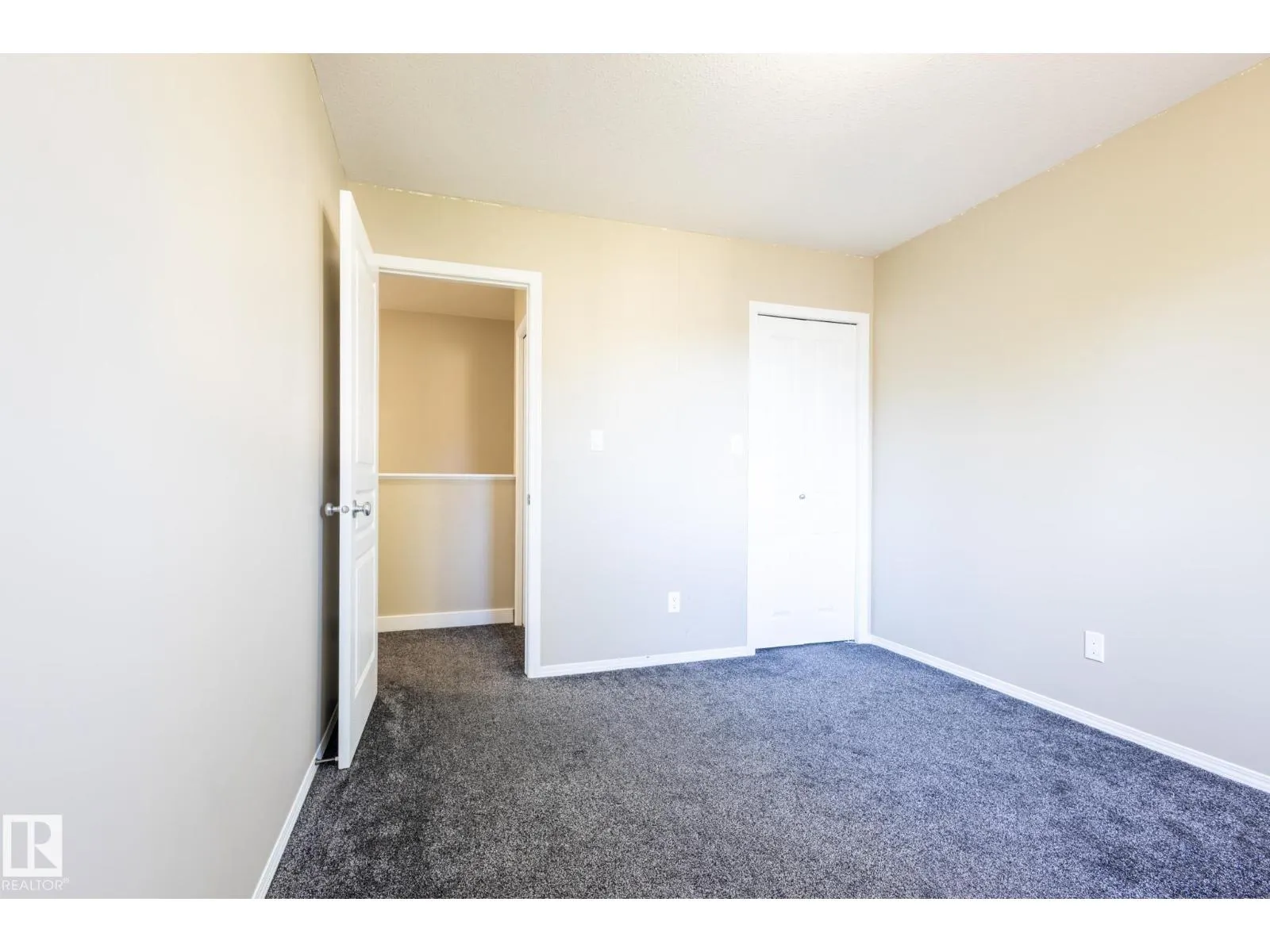 638 LEGER WY NW