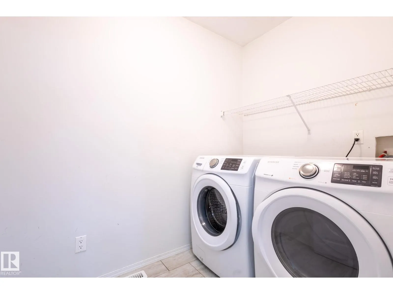 638 LEGER WY NW