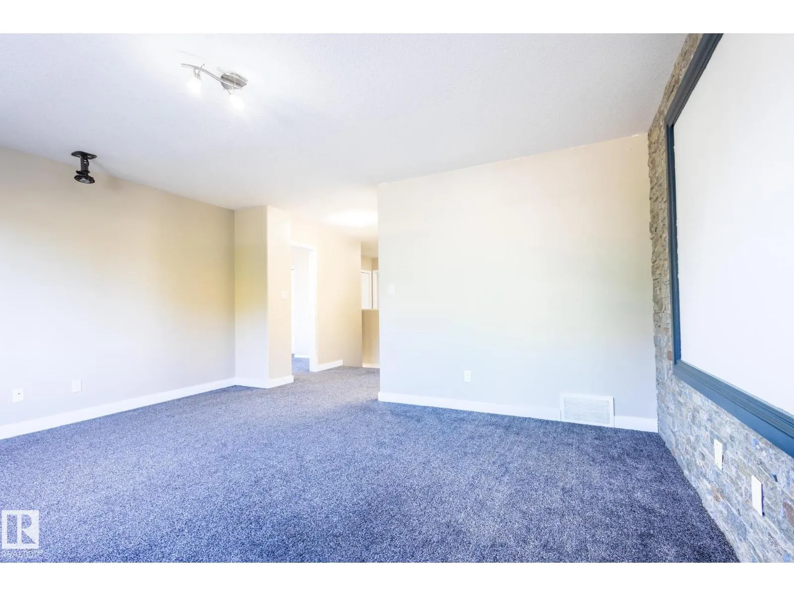 638 LEGER WY NW