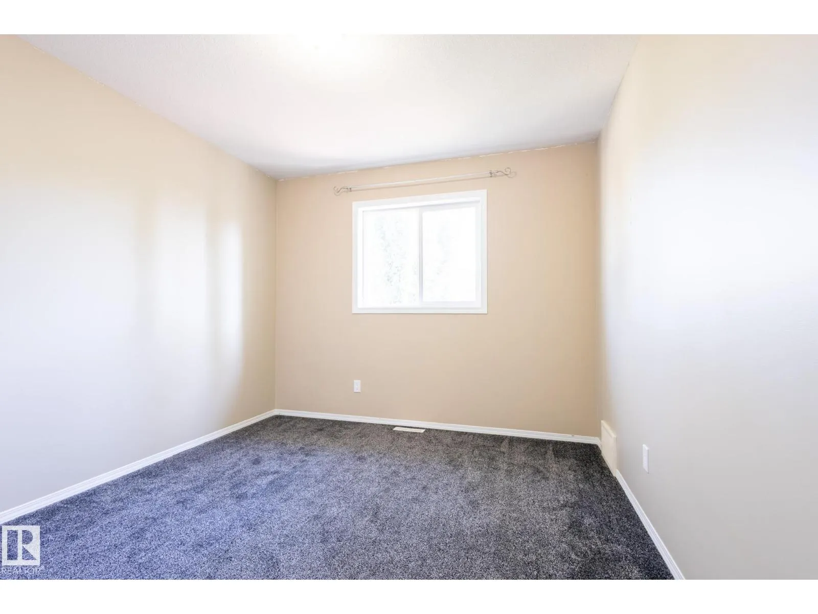 638 LEGER WY NW
