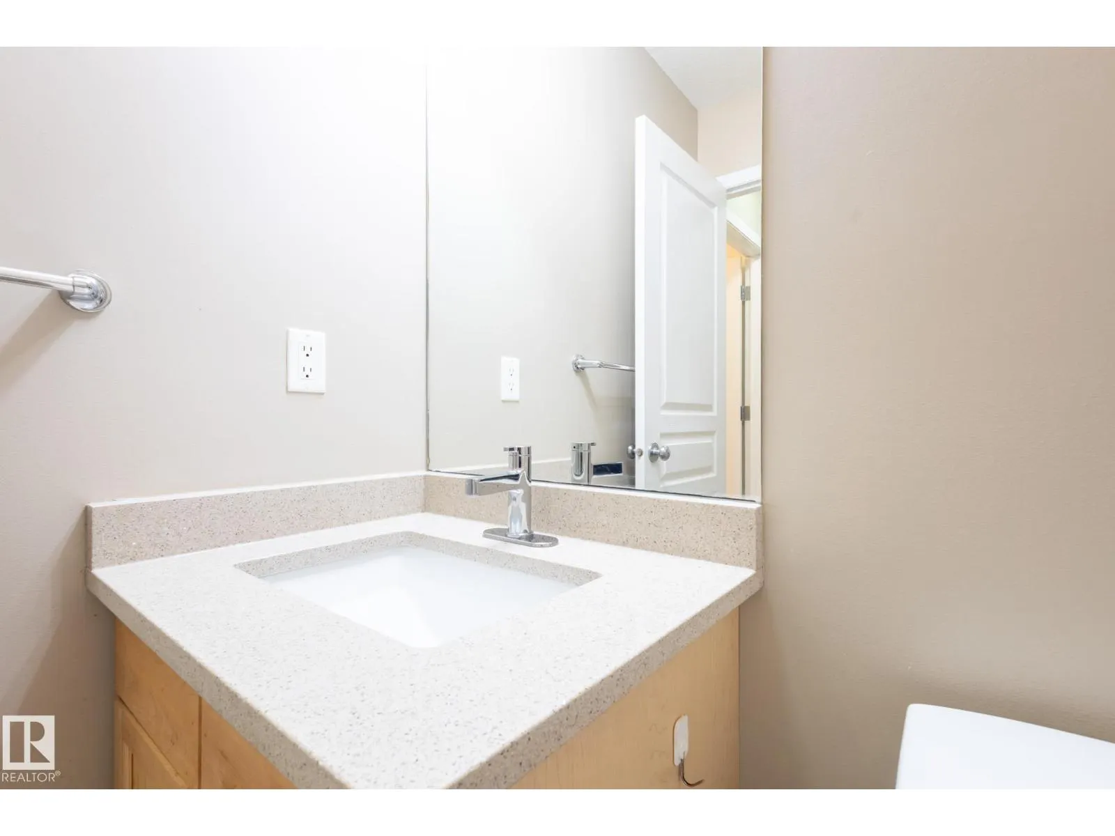 638 LEGER WY NW