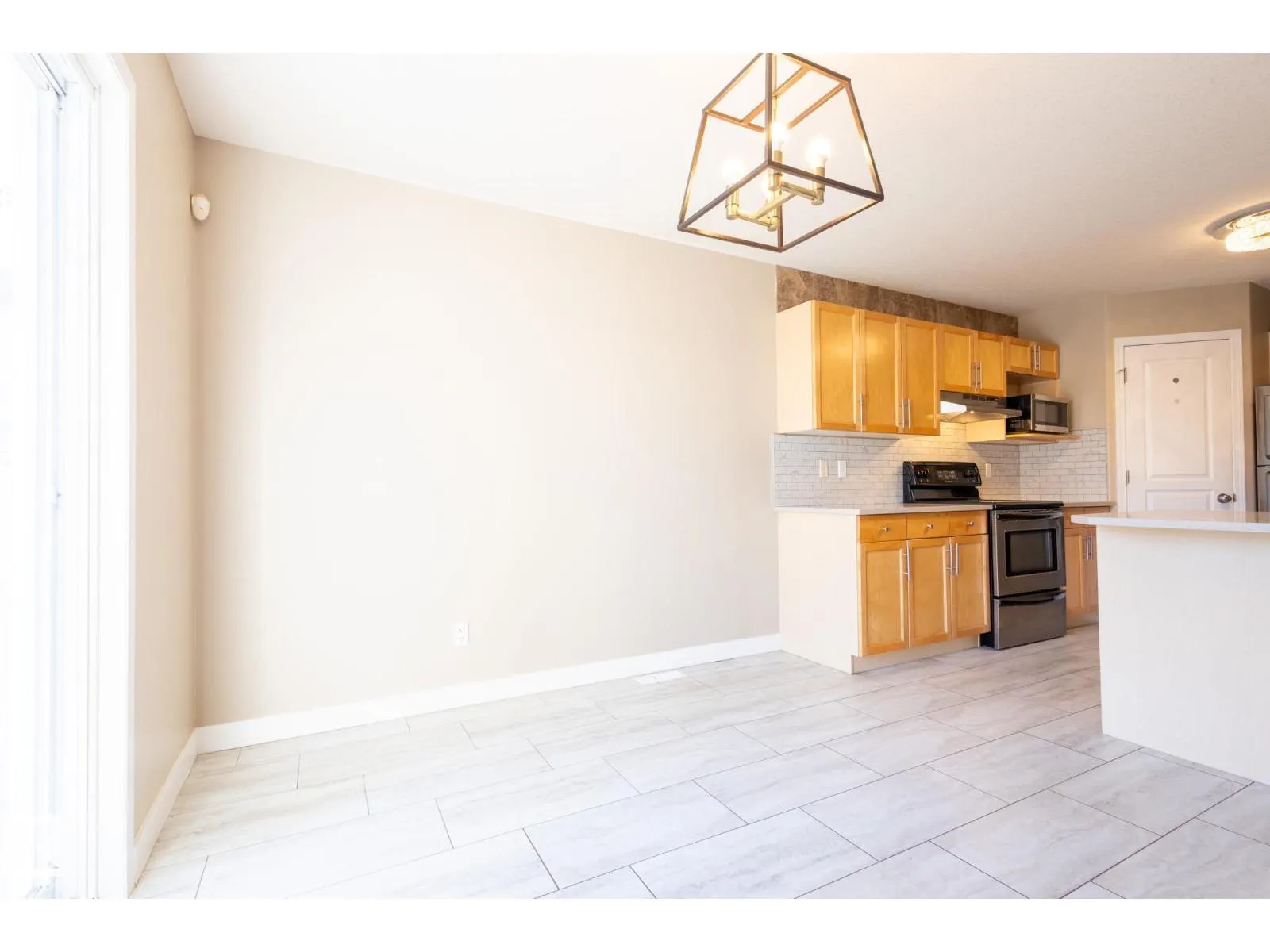 638 LEGER WY NW