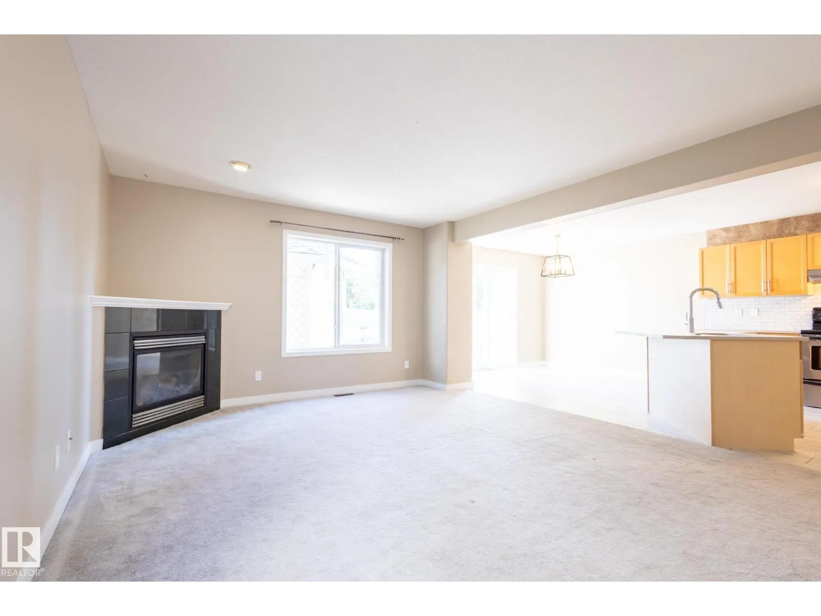 638 LEGER WY NW