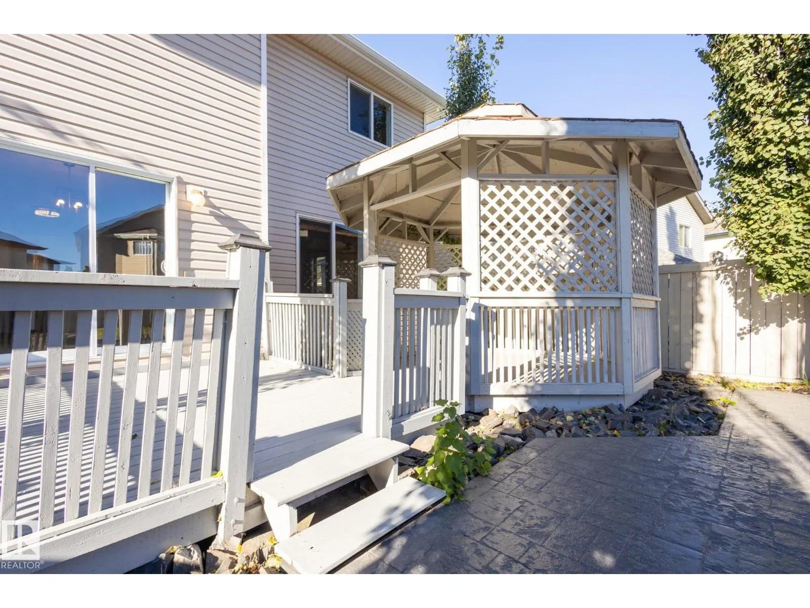 638 LEGER WY NW