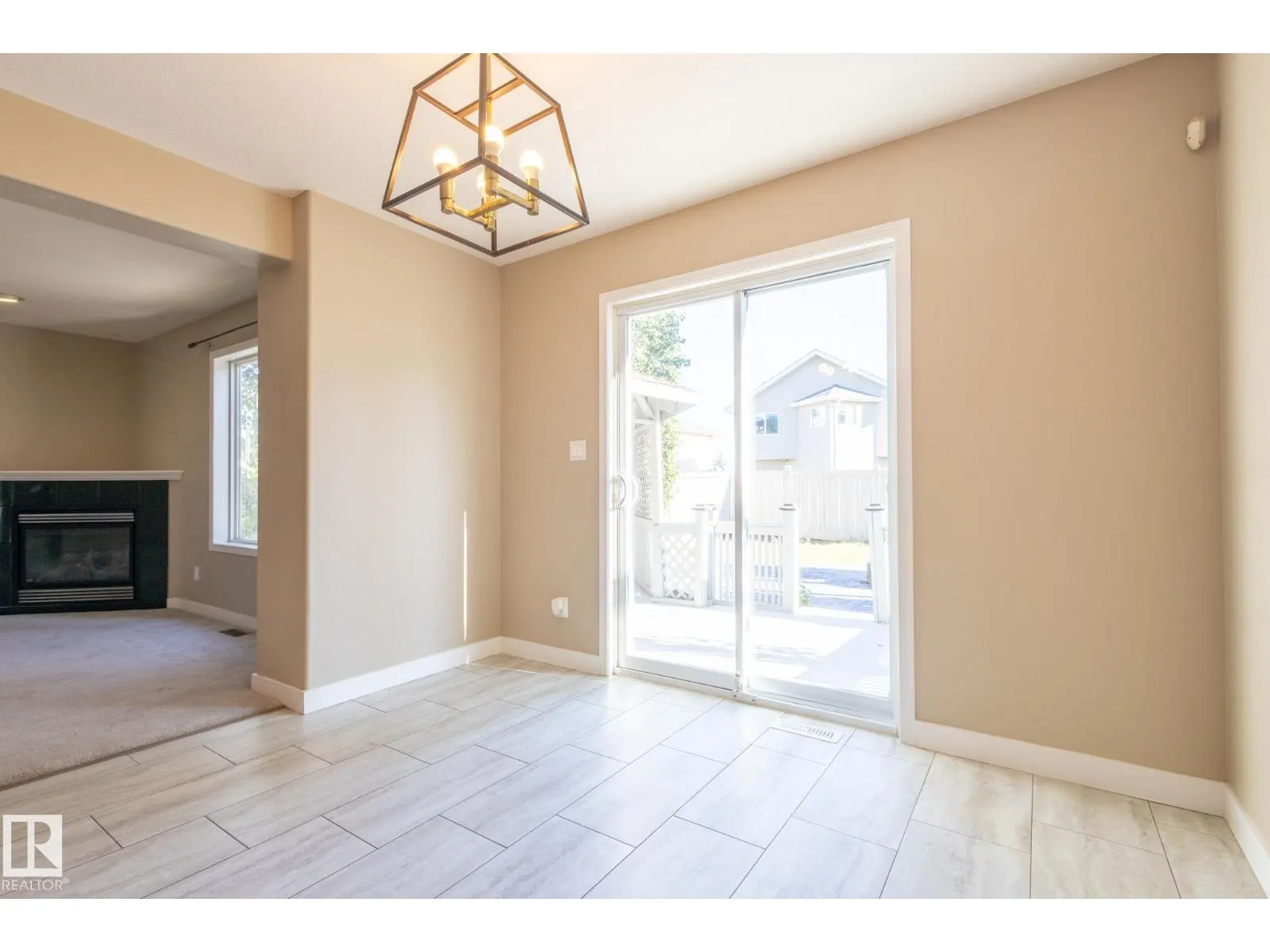 638 LEGER WY NW