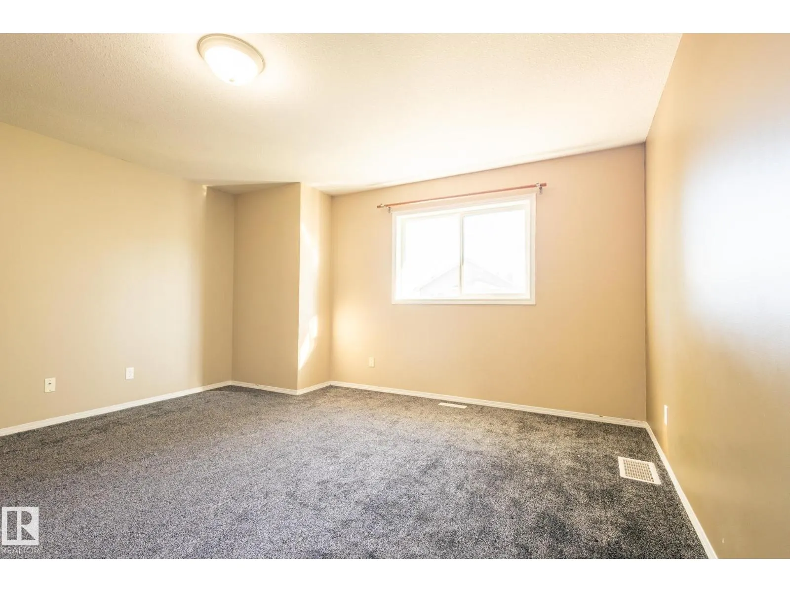 638 LEGER WY NW