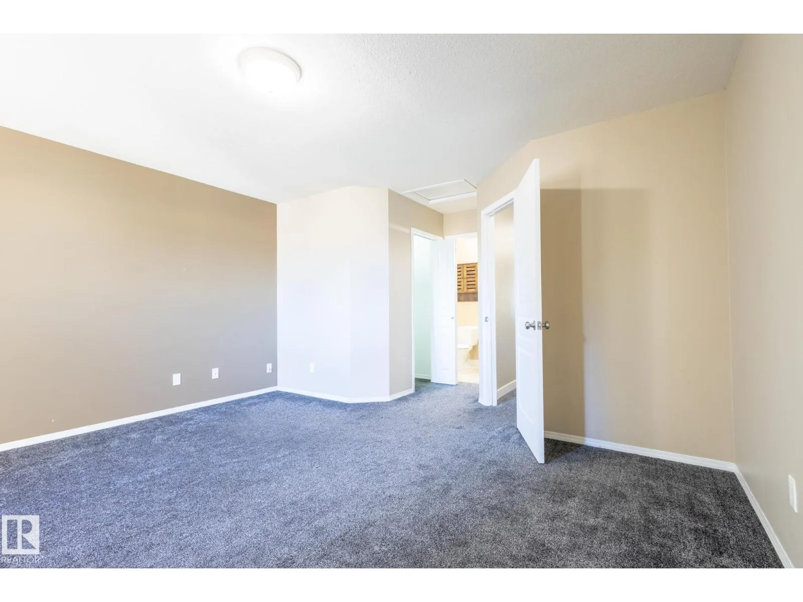 638 LEGER WY NW