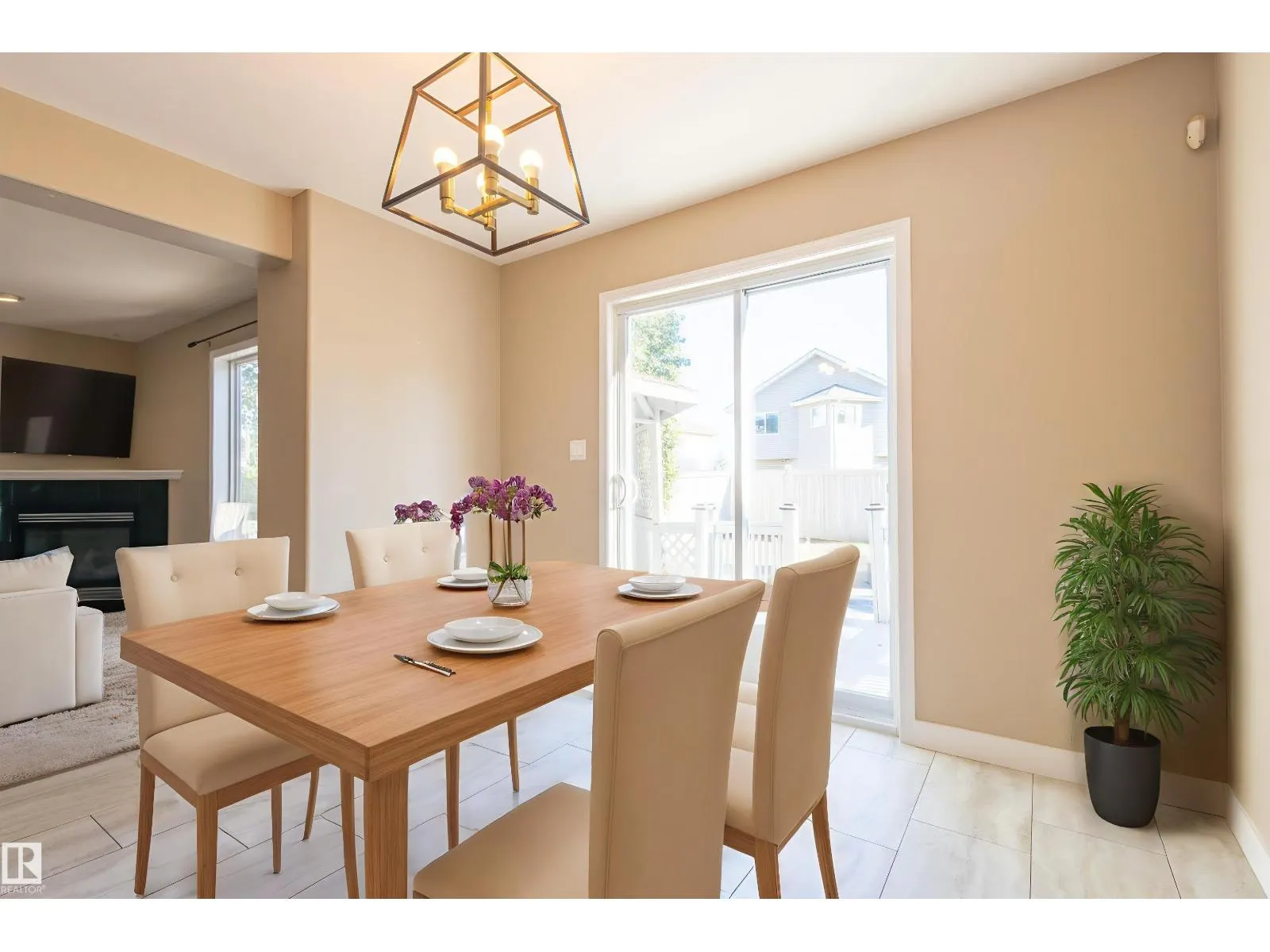 638 LEGER WY NW