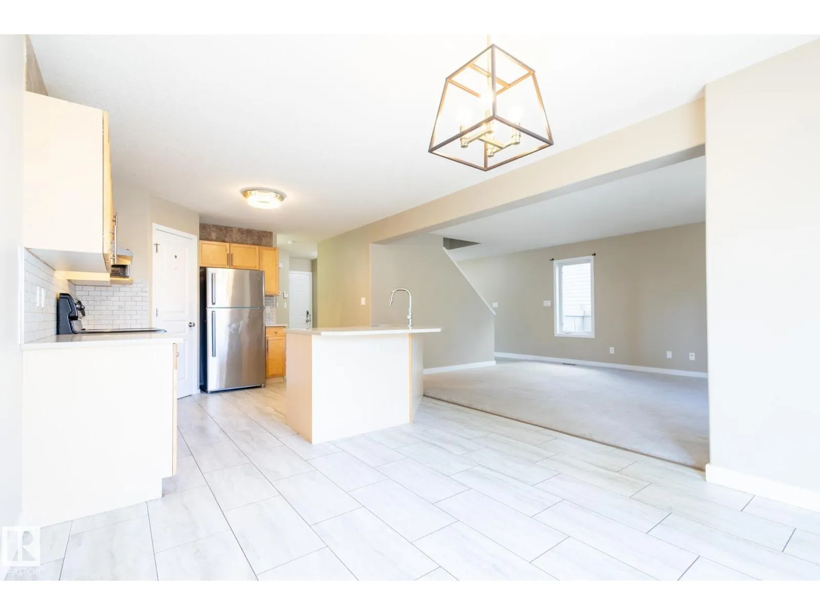 638 LEGER WY NW