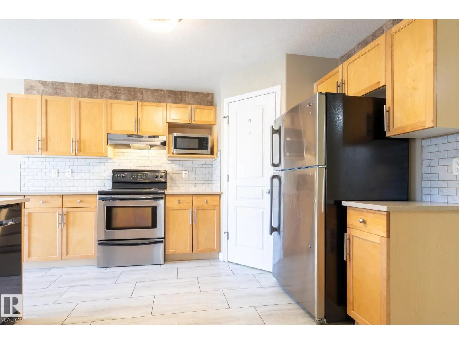 638 LEGER WY NW