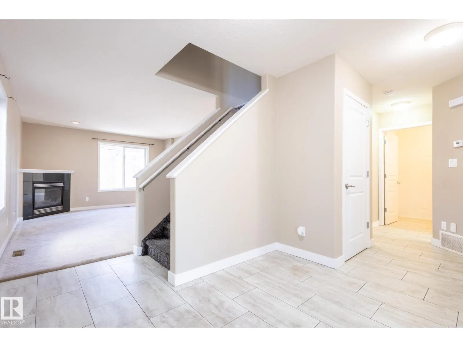 638 LEGER WY NW
