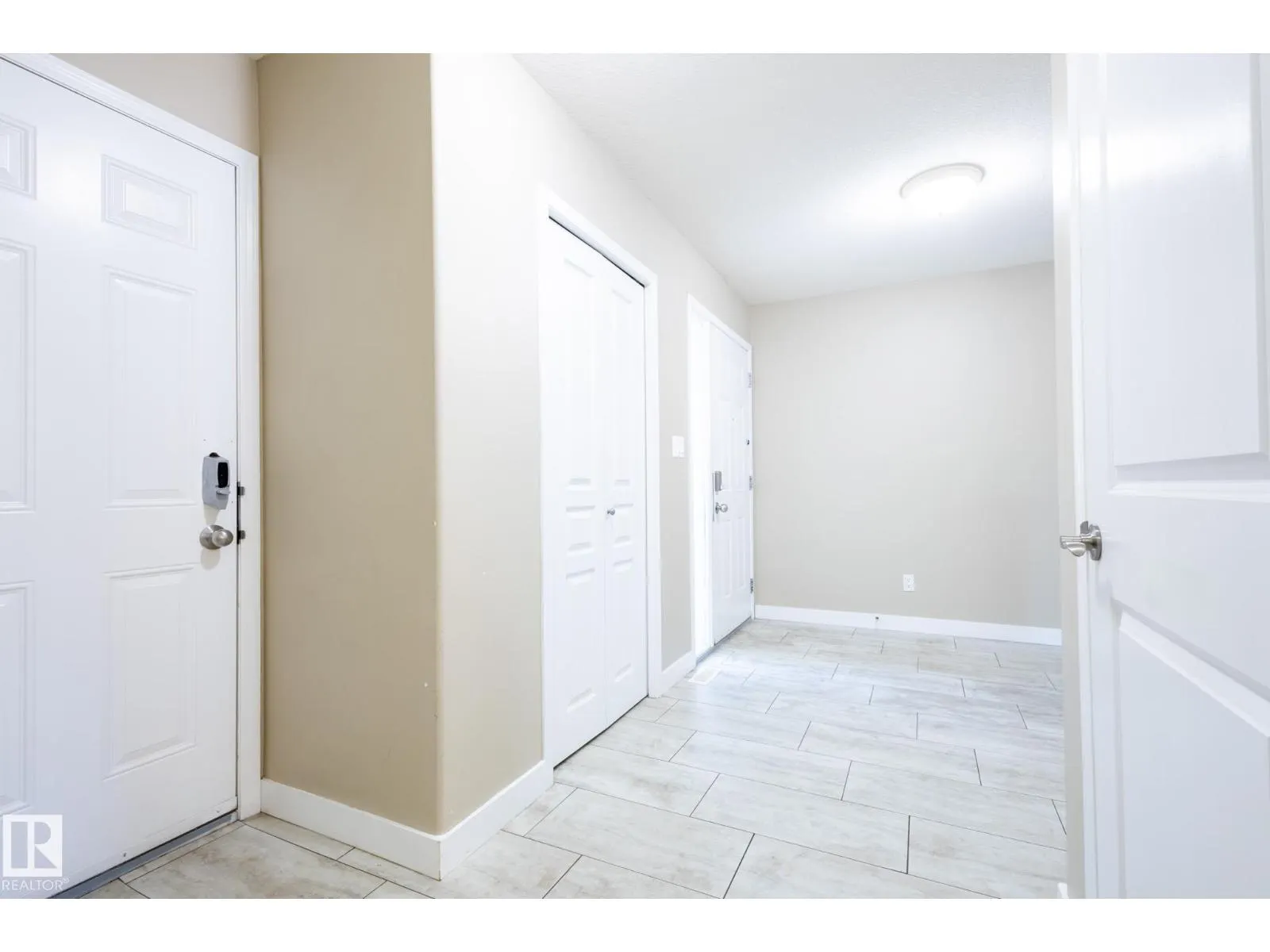 638 LEGER WY NW