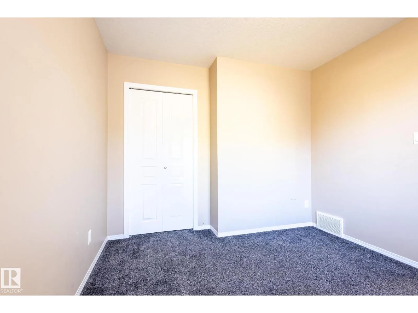 638 LEGER WY NW