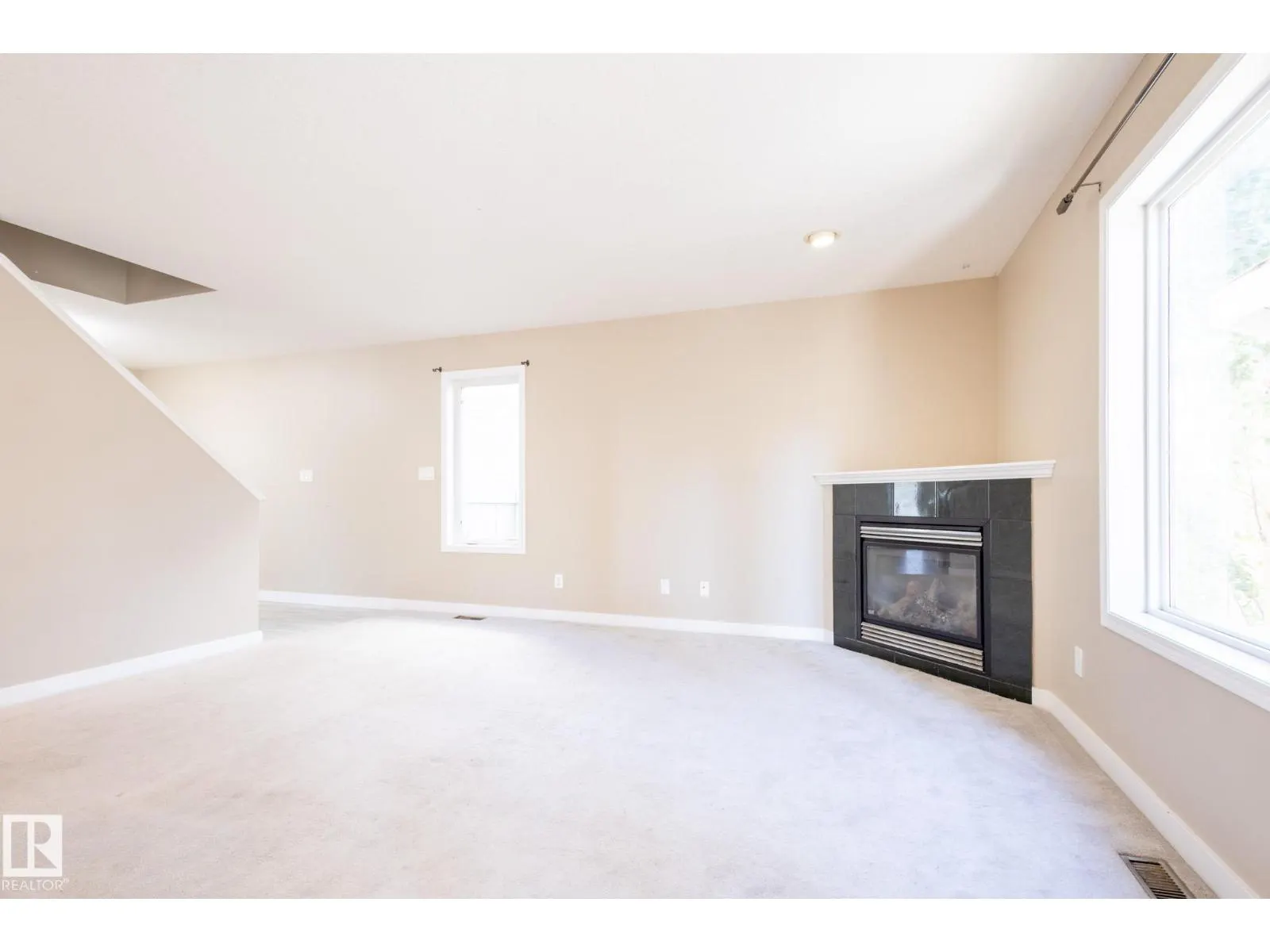 638 LEGER WY NW
