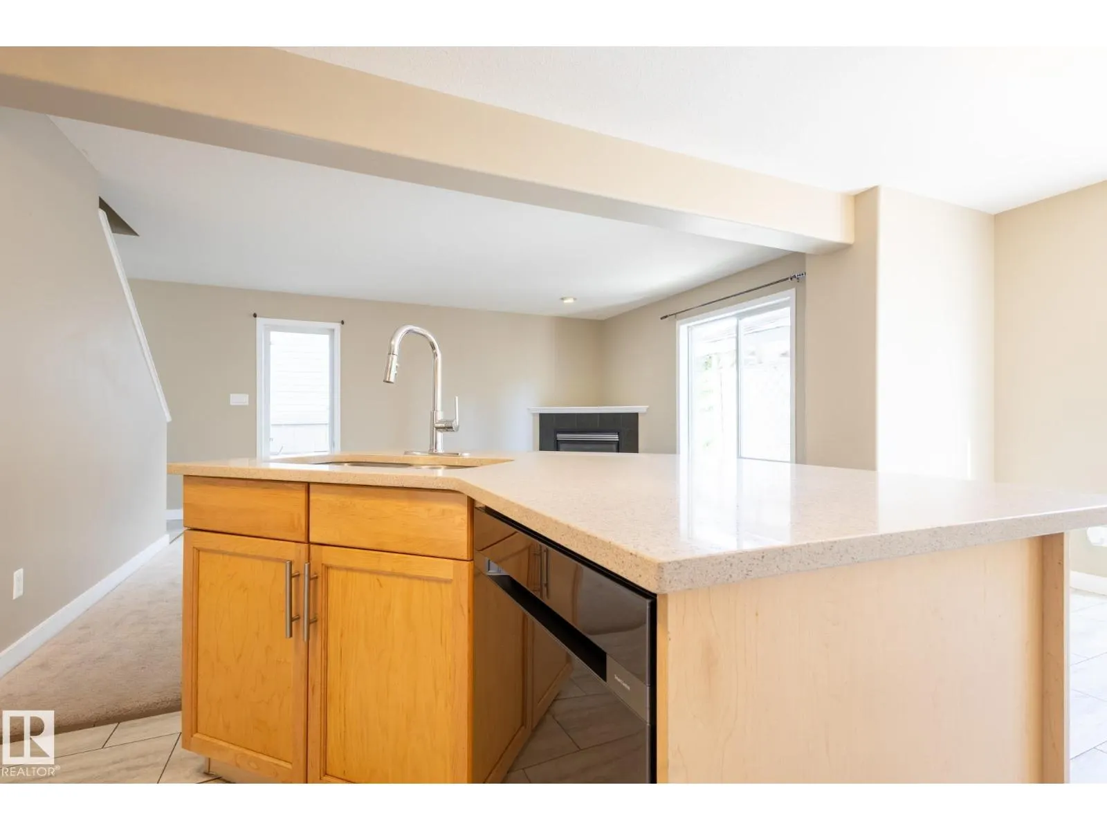638 LEGER WY NW