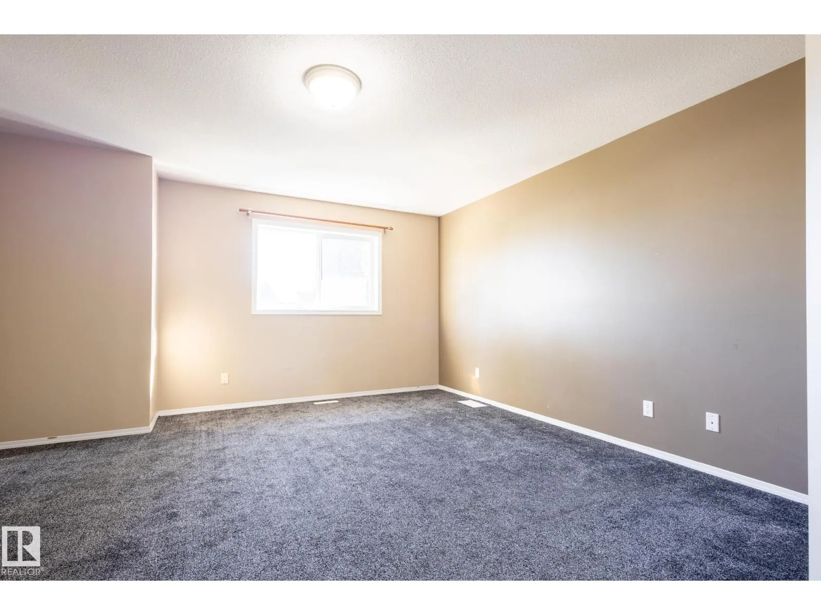 638 LEGER WY NW