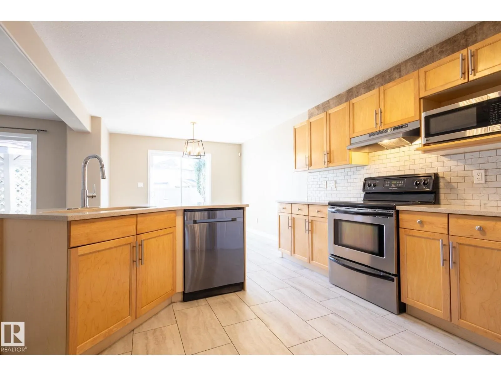 638 LEGER WY NW