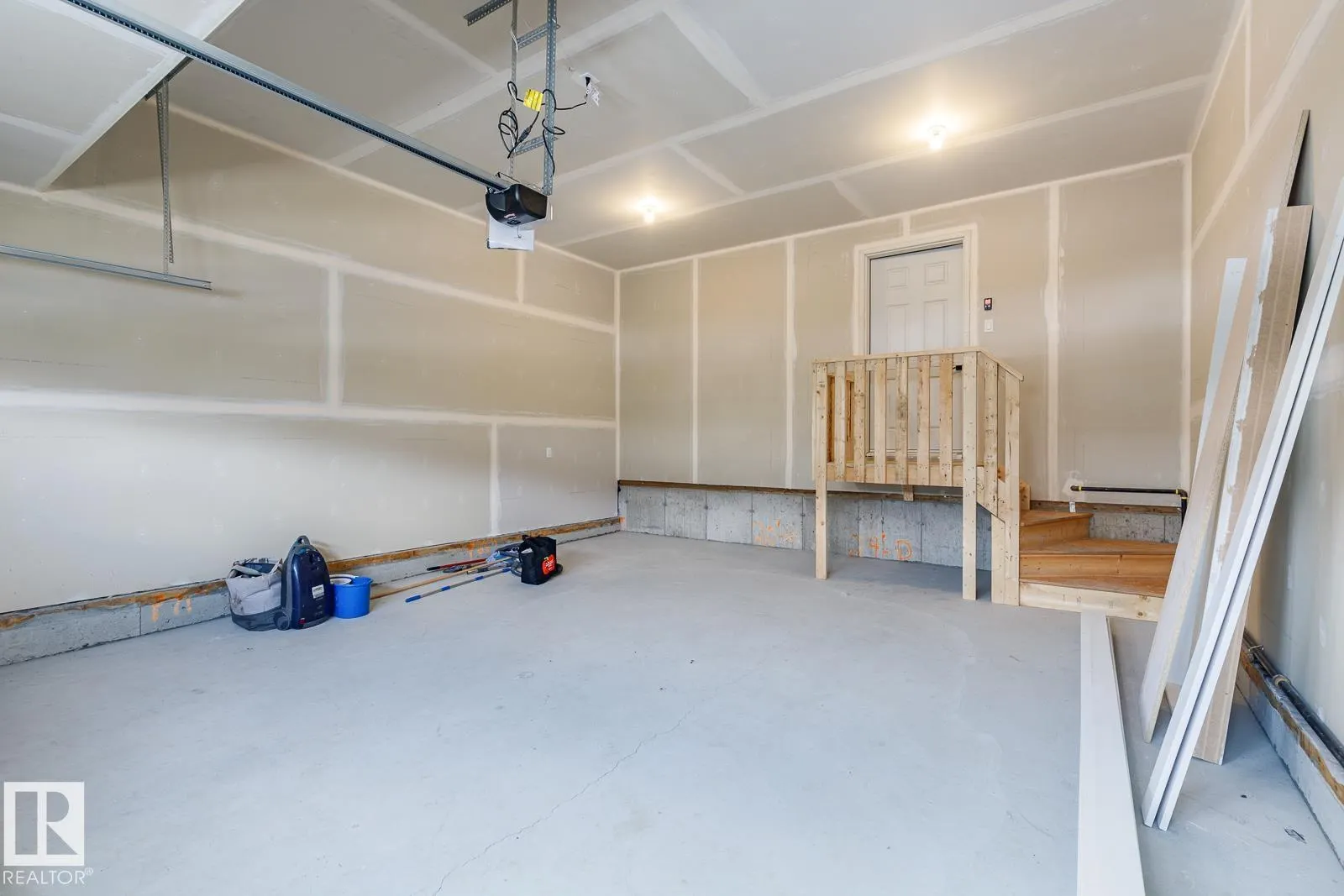 6235 175 AV NW