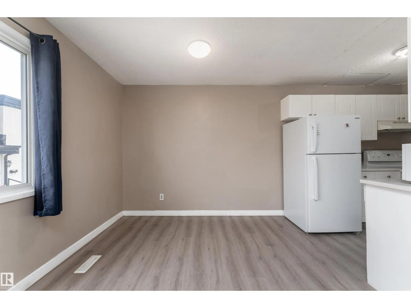 #174 3308 113 AV NW