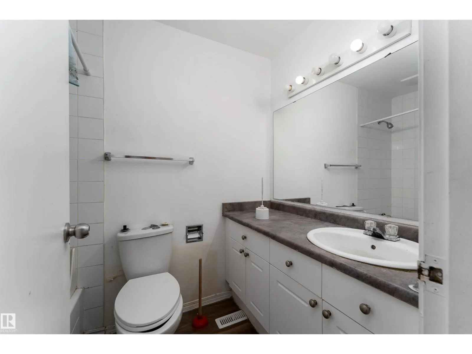 #174 3308 113 AV NW