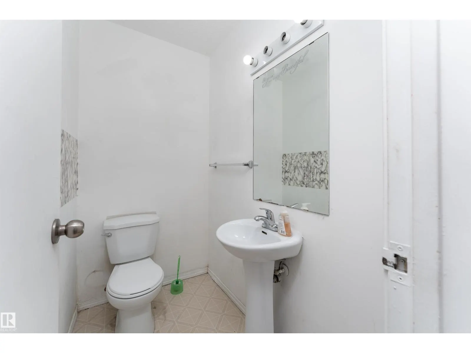 #174 3308 113 AV NW