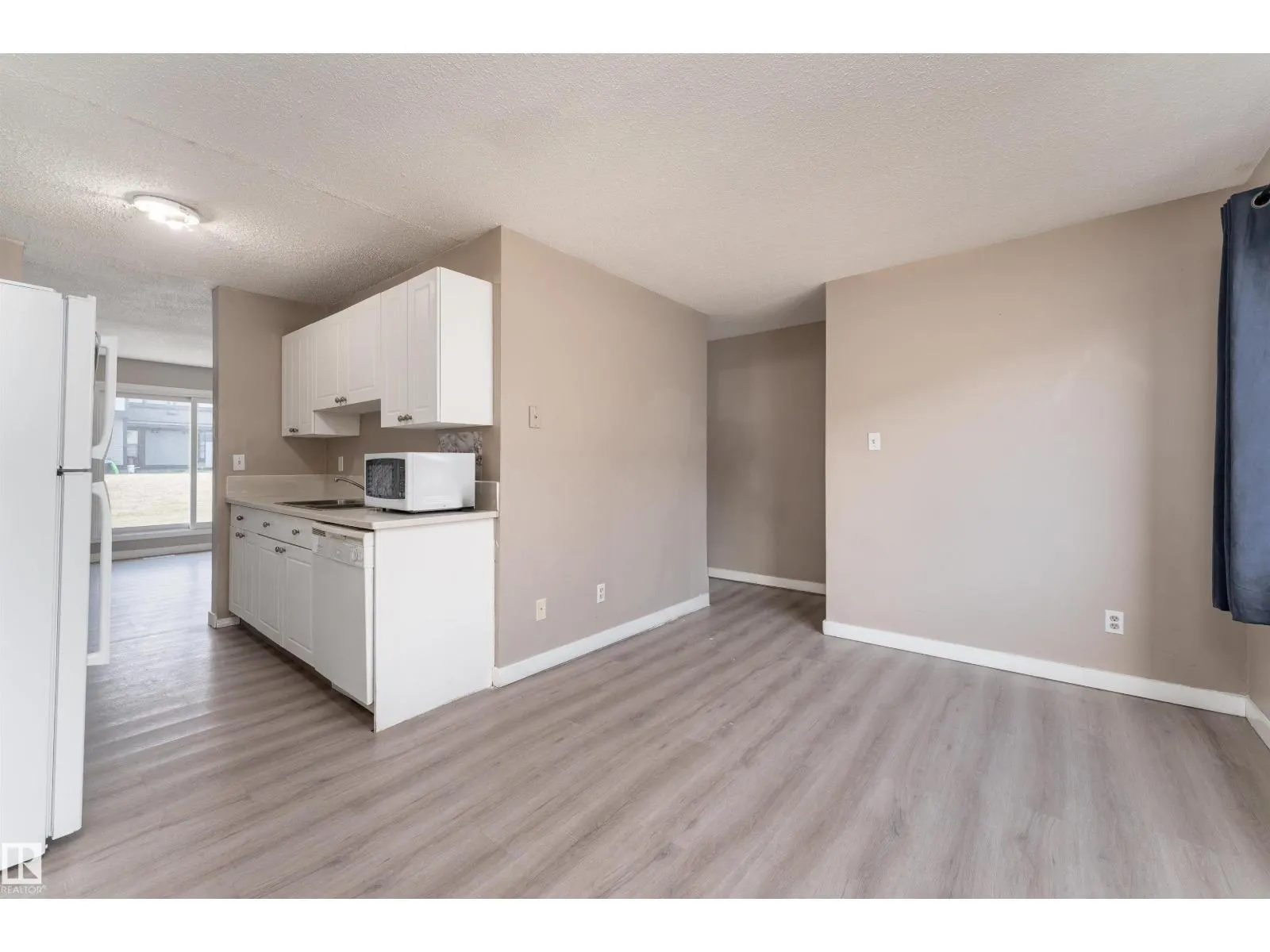 #174 3308 113 AV NW