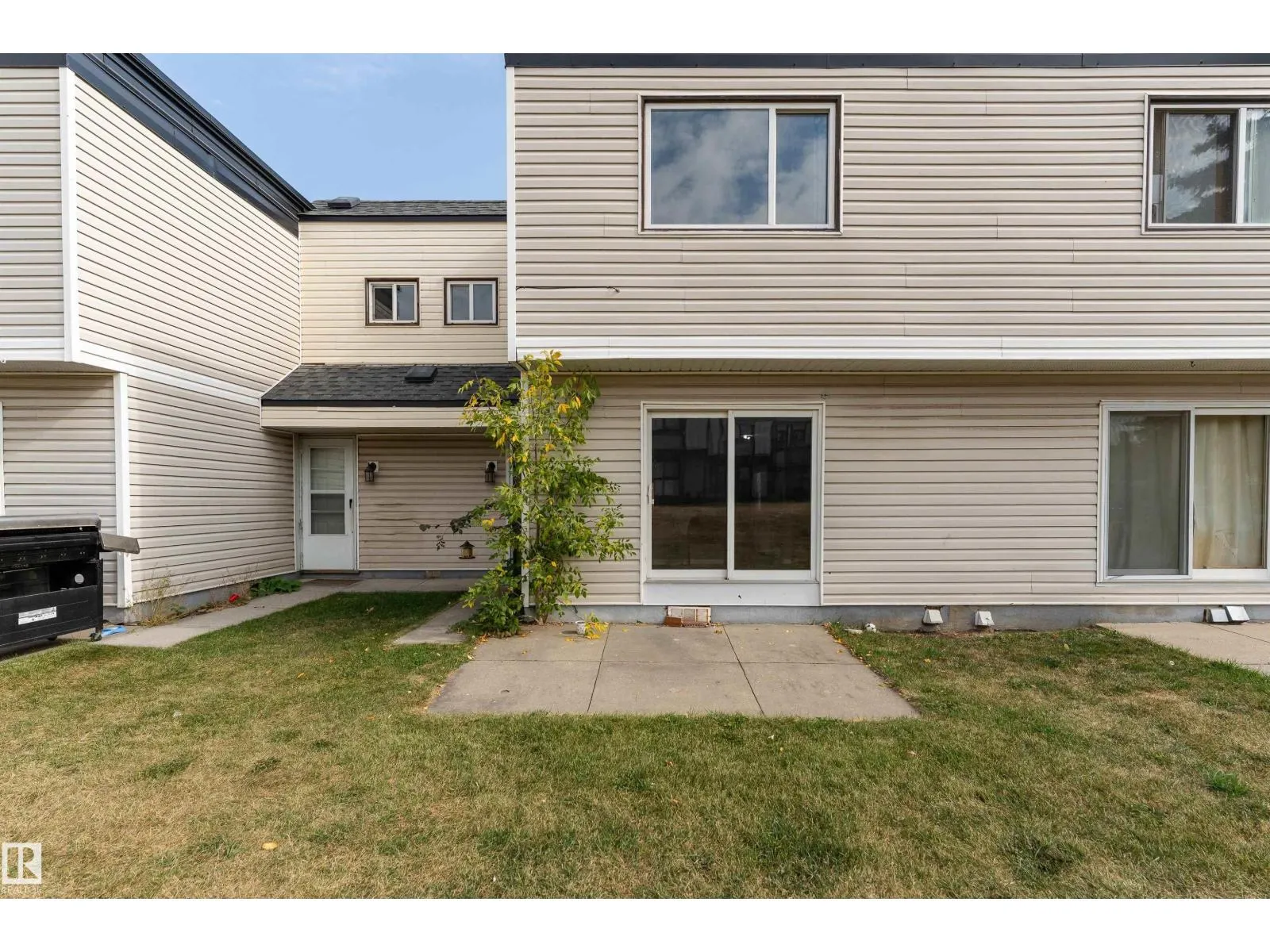#174 3308 113 AV NW