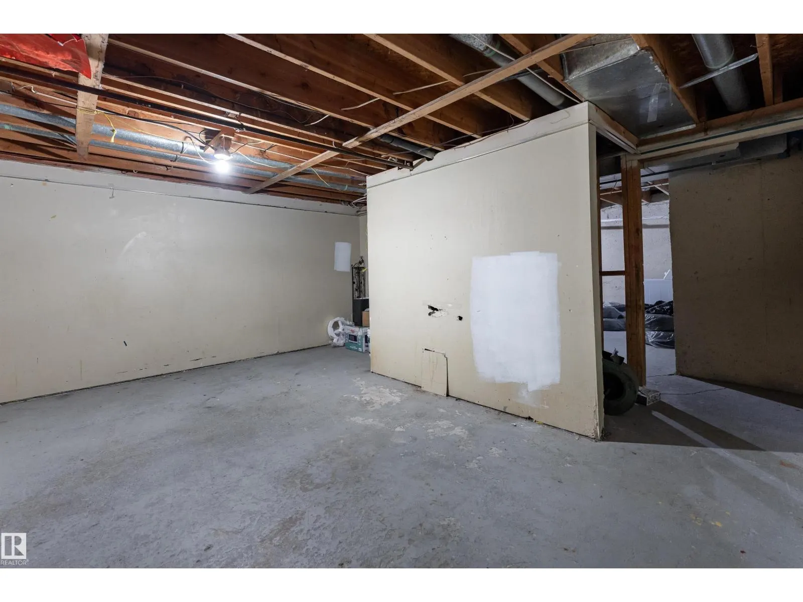 #174 3308 113 AV NW