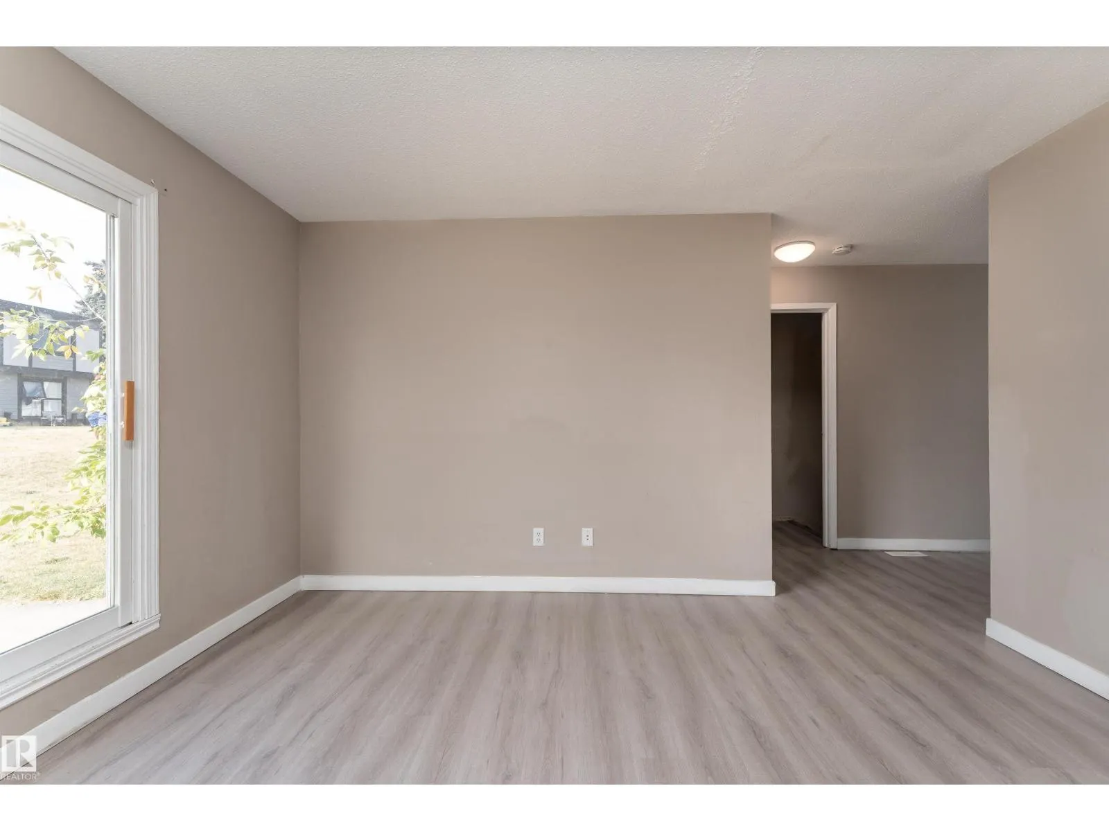 #174 3308 113 AV NW