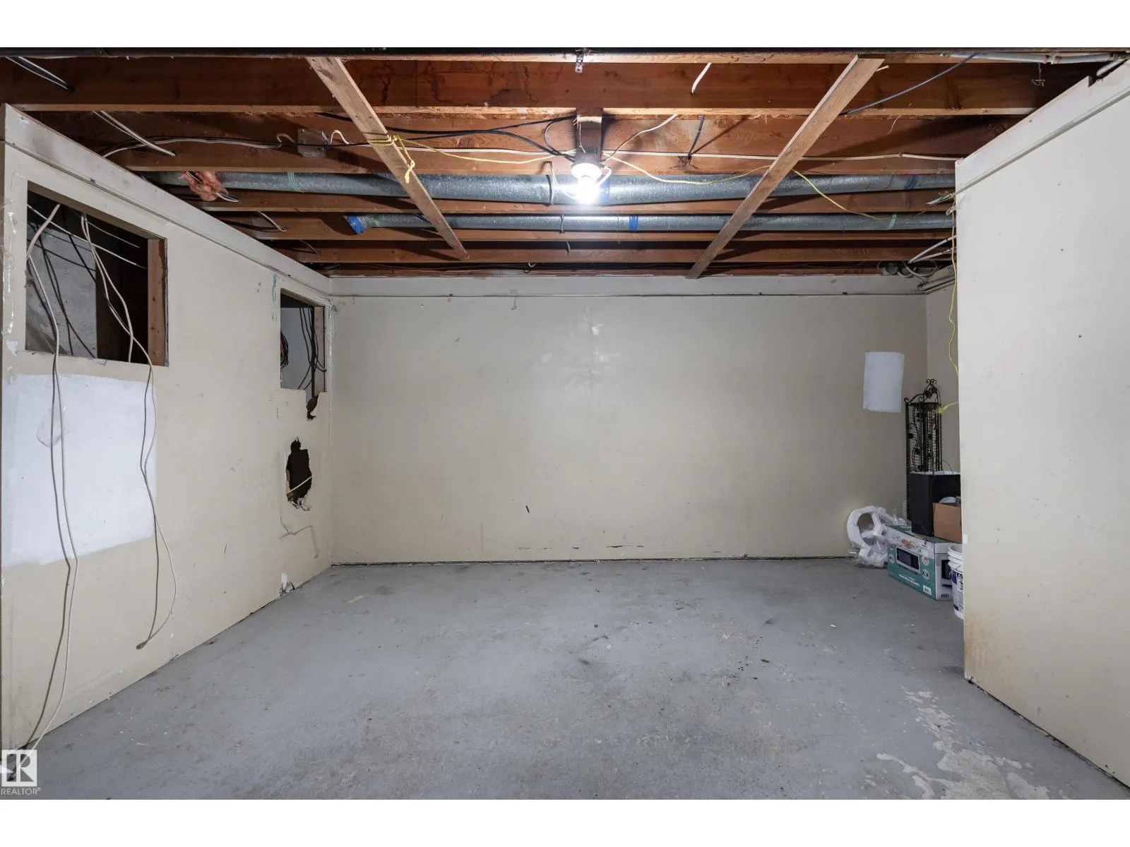 #174 3308 113 AV NW