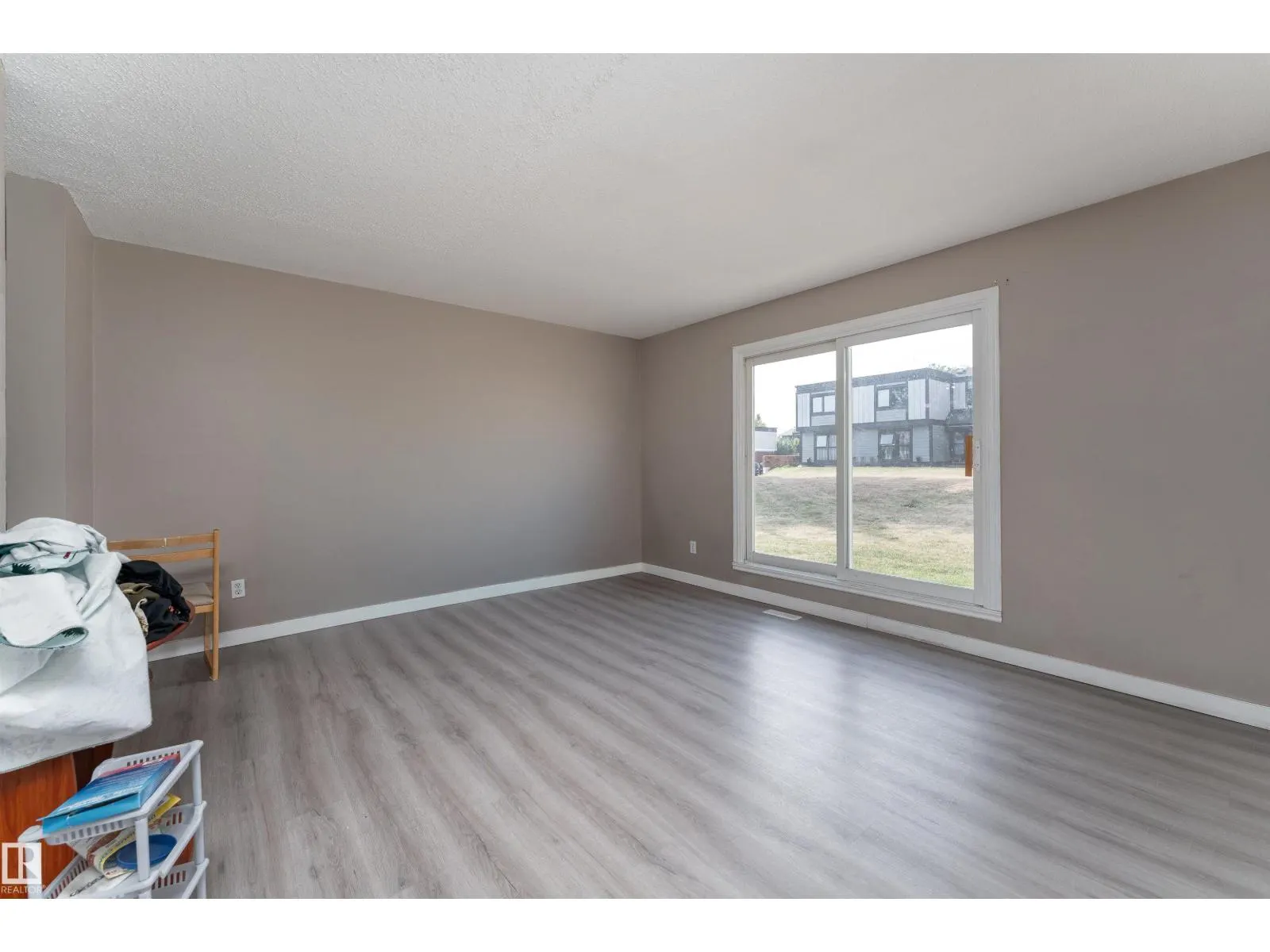 #174 3308 113 AV NW