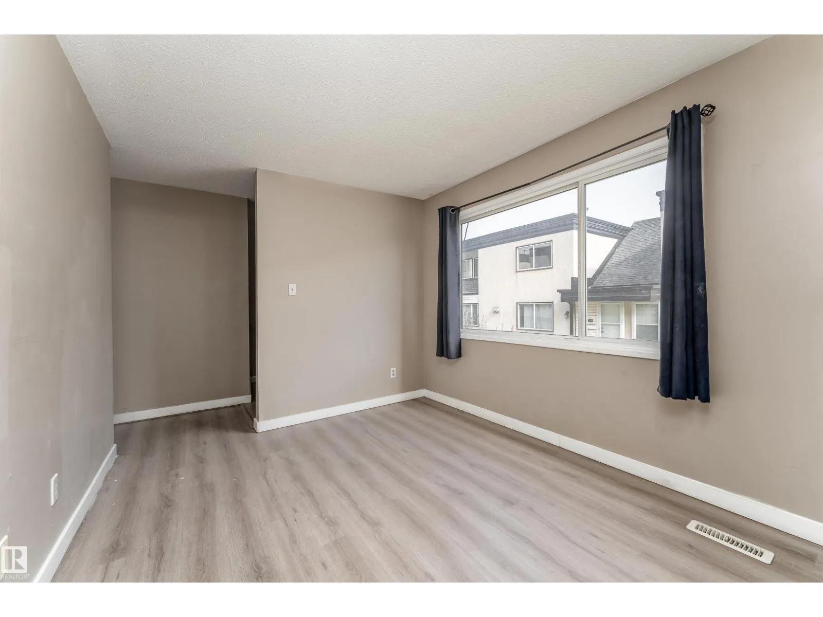 #174 3308 113 AV NW